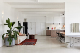 Offener Studio-Loftbereich mit Sitzecke, großem Esstisch, voll ausgestatteter Küche und professionellem Make-up-Platz im Tageslicht-Mietstudio Berlin Treptow – ideal für Fotoproduktionen, Videodrehs und Content Creation.